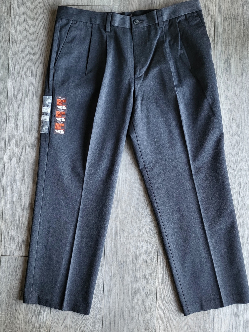 NWT Dockers Classic Fit Mens 38x29 Dark Gray Iron Free Khaki Pants Pleated Front